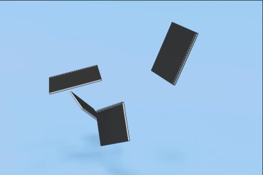 Dört defter spiral ile mavi arka plan üzerinde bağlı