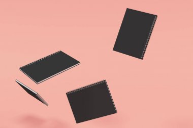 Kırmızı zemin üzerine dört defter spiral ile bağlı