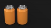 Dvě malé oranžové hliníkové soda plechovky maketa na černém pozadí