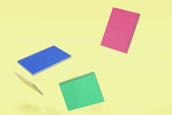 Cuatro cuadernos con espiral encuadernada sobre fondo amarillo —  Fotos de Stock