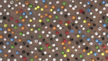 Kaostan düzene geçen renkli ilkellerin motiflerinin animasyonu. Soyut geometrik arkaplan. 3B canlandırma canlandırması