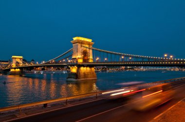 Gece Budapeşte'ünlü zincir köprü görünümü. 
