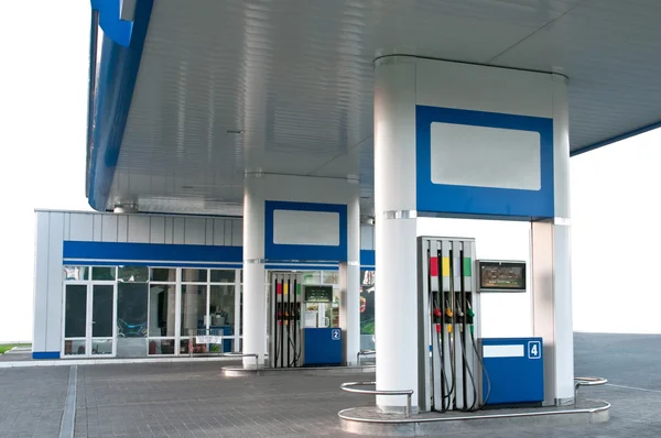 Tankstelle auf weißem Hintergrund — Stockfoto