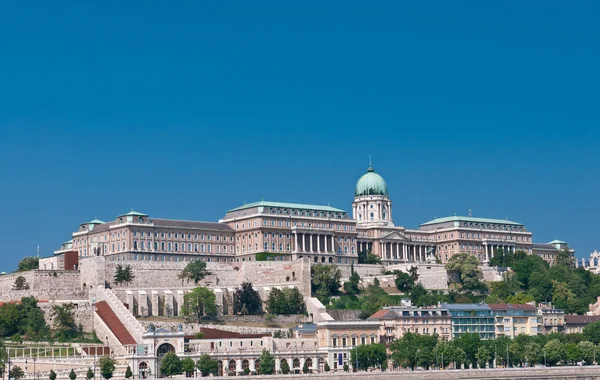 Weergave van Buda kasteel uit de rivier Donau. — Stockfoto