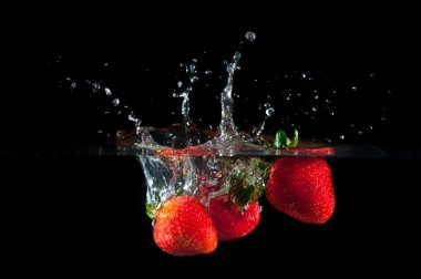 içine su sıçramasına çilek 