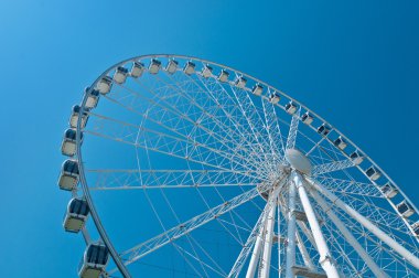  Mavi gökyüzünde dönme dolap