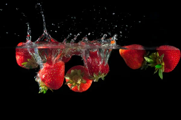 Fragole che schizzano in acqua — Foto Stock