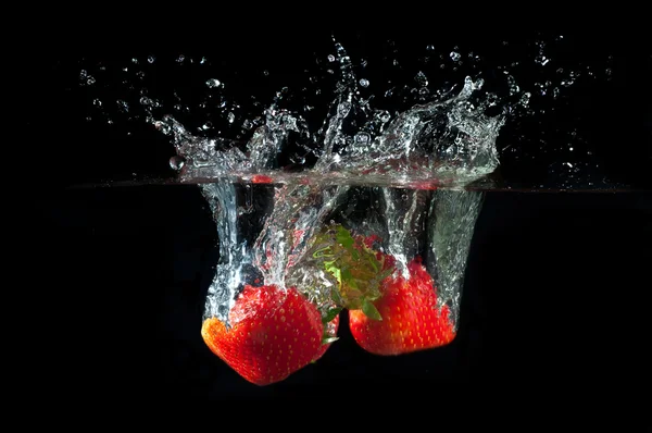 Fragole che schizzano in acqua — Foto Stock