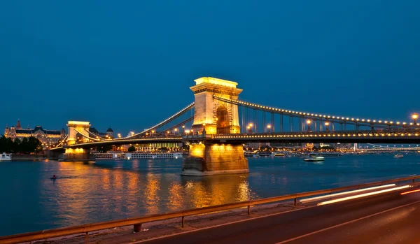 Gece Budapeşte'ünlü zincir köprü görünümü. 