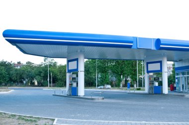 gün benzin istasyonunda