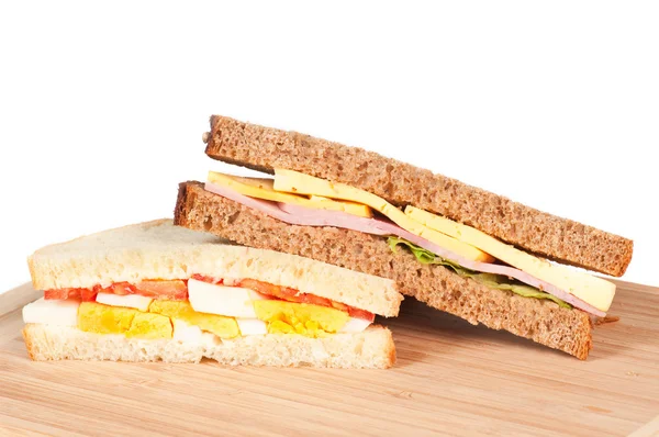 Два бутерброди на обробній дошці — стокове фото