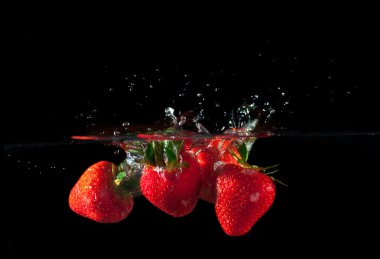 içine su sıçramasına çilek 