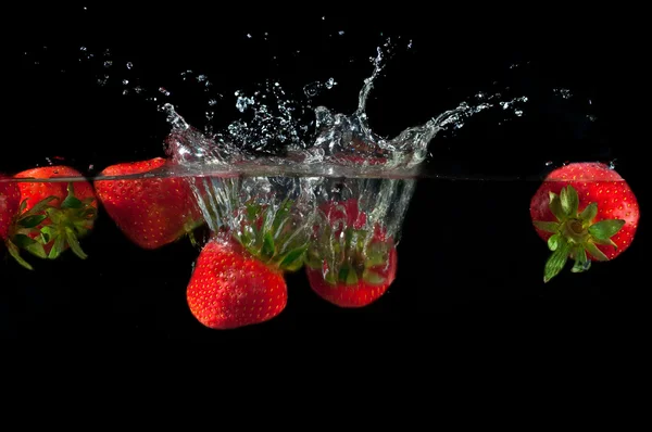 Fragole che schizzano in acqua — Foto Stock