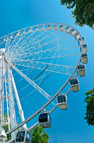 Ferris wheel on the blue sky background. — Stock Photo, Image