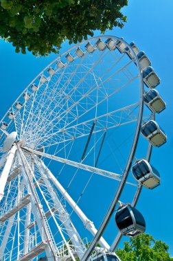  Mavi gökyüzünde dönme dolap.