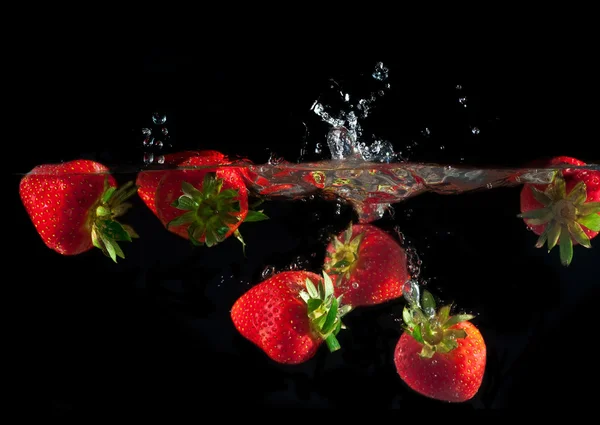 Fragole che schizzano in acqua — Foto Stock