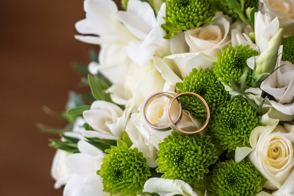 Anéis de casamento no buquê — Fotografia de Stock