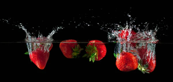 草莓溅入水 — 图库照片