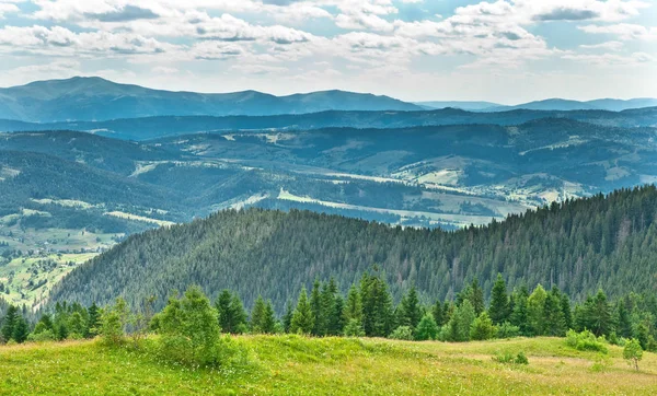 Paisaje de hermosas montañas — Foto de Stock