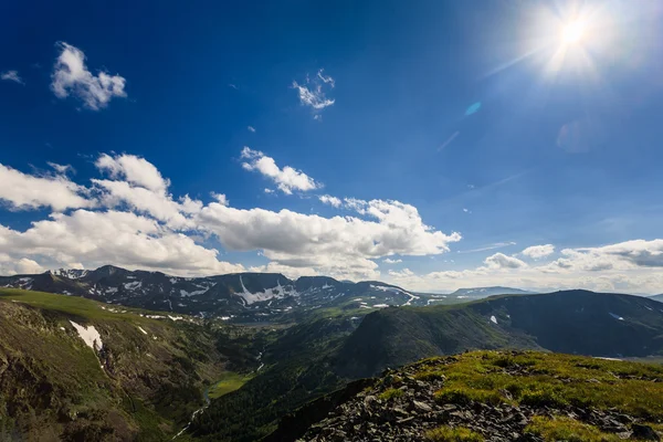 Sonne in den Wolken über dem Berg — Stockfoto