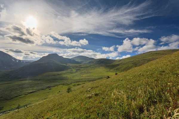 Soleil dans les nuages sur la montagne — Photo