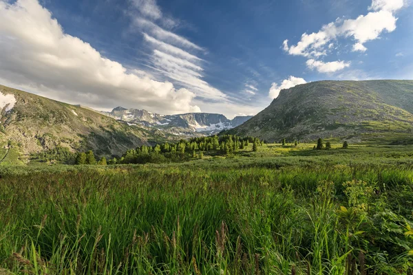 Blauer Himmel und Berge — Stockfoto