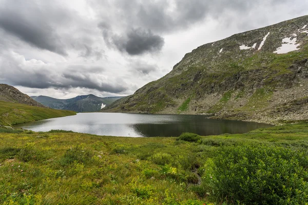 Mraky nad hory a jezero — Stock fotografie