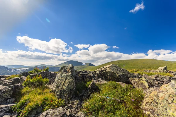 Sonne in den Wolken über dem Berg — Stockfoto