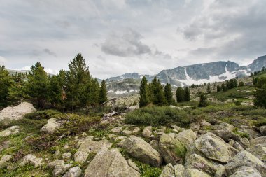 dağlar ve ağaçlar üzerinde gökyüzünde bulutlar