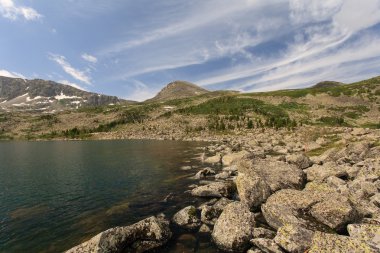 bulutlar dağ ve göl üzerinde