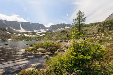 bulutlar dağ ve göl üzerinde