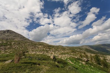bulutlar dağ ve göl üzerinde