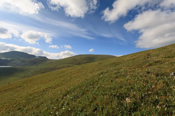 Wolken am Himmel über den Bergen — Stockfoto