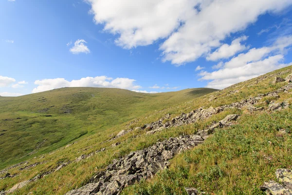 Wolken am Himmel über den Bergen — Stockfoto