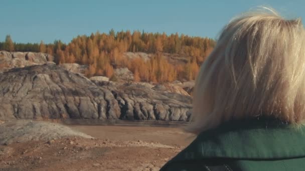 Jovem mulher de pé no deserto e desfrutando da vista, olhando para o cenário pitoresco — Vídeo de Stock