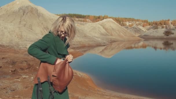 Jeune femme dans le désert obtient boisson de la bouteille d'eau — Video