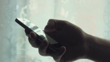 Gözatma bilgilerinin smartphone cep telefonuyla, el kadar yakın, haber kadar seyir