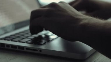 Adam onun dizüstü bilgisayar kullanan bir klavyede yazarak eller