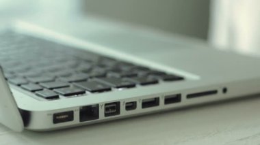 Adam onun dizüstü bilgisayar kullanan bir klavyede yazarak eller