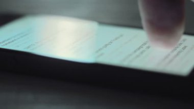 Gözatma bilgilerinin smartphone cep telefonuyla, el kadar yakın, haber kadar seyir