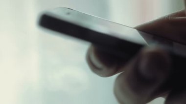 Gözatma bilgilerinin smartphone cep telefonuyla, el kadar yakın, haber kadar seyir