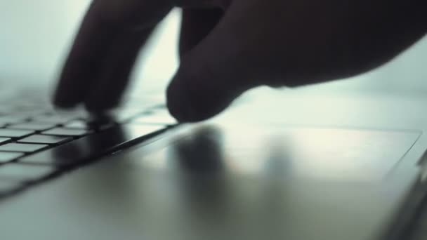 Man hands typing on a keyboard using his laptop computer — Stok Video