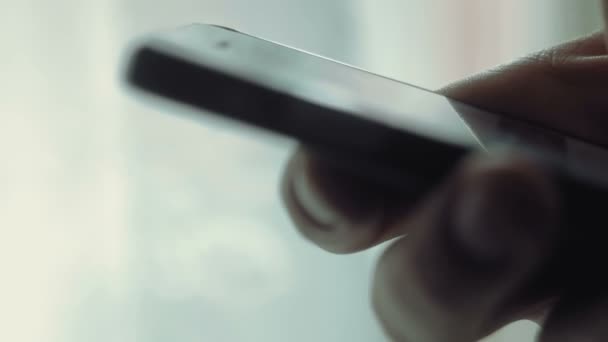 Bläddra information på smartphone mobiltelefon, handen närbild, leta upp nyheter — Stockvideo
