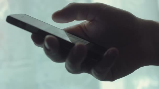 Bläddra information på smartphone mobiltelefon, handen närbild, leta upp nyheter — Stockvideo