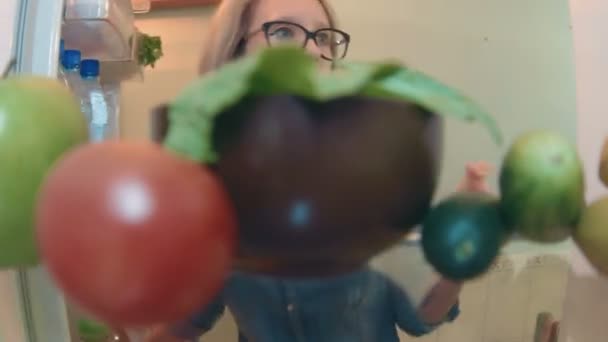 Joven feliz hermosa mujer bailando abre la nevera y toma ensalada y comer — Vídeos de Stock