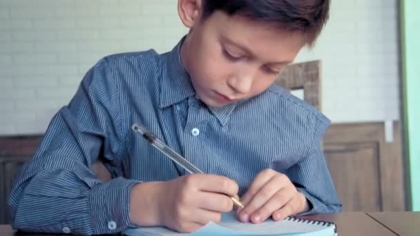 Mały chłopiec odrabiania lekcji w domu — Wideo stockowe