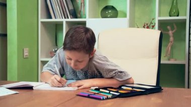 Küçük çocuk evde ödev