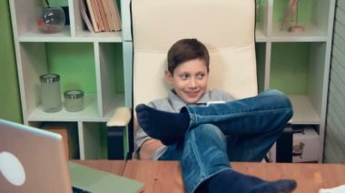 Telefonda konuşurken mutlu küçük çocuk