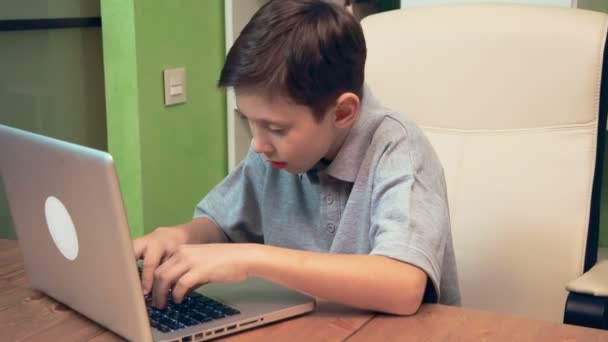 Bambino che lavora sul computer portatile — Video Stock