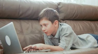 Dizüstü bilgisayar kullanan küçük boy gülümseyerek